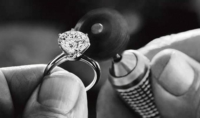 Detailed method of cleaning diamonds