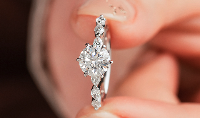How to choose diamond rings with different numbers of claws? How to choose a diamond ring with four claws, five claws or six claws?